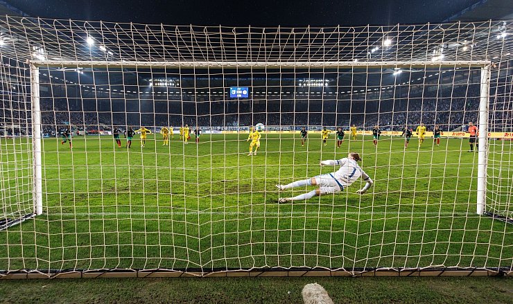 Lino Tempelmann von Eintracht Braunschweig verwandelt Strafstoß zum 1:1 gegen Magdeburgs Torwart Dominik Reimann (r). - © Andreas Gora/dpa