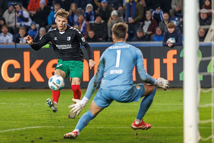 Magdeburgs Philipp Hercher (l) zieht ab gegen Torwart Ron-Thorben Hoffmann von Eintracht Braunschweig. - © Andreas Gora/dpa