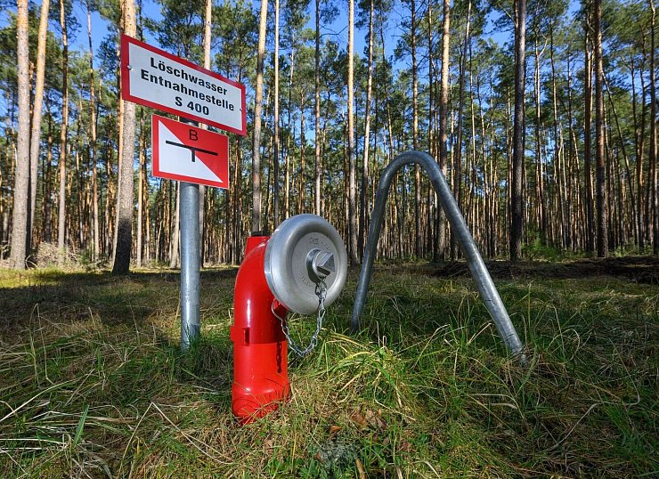 In manchen Wäldern gibt es direkt vor Ort Löschwasser-Entnahmestellen. - © Patrick Pleul/dpa