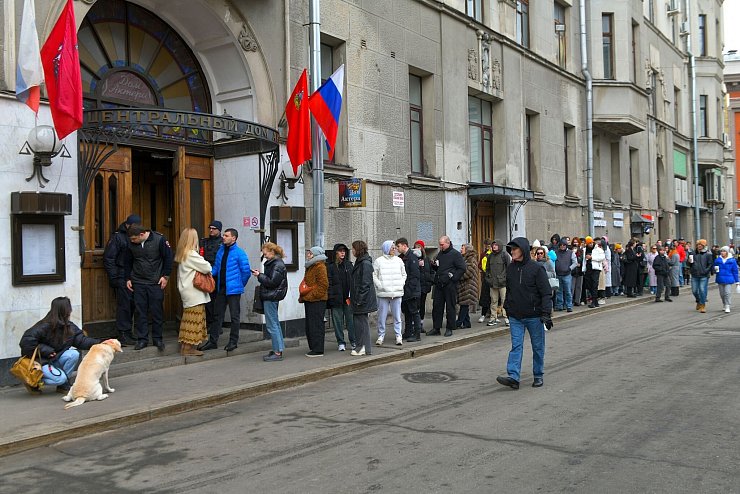 Wählerinnen und Wähler stehen um 12 Uhr mittags Ortszeit vor einem Wahllokal in Moskau an. Kremlgegner hatten zuvor zu der Aktion «Mittag gegen Putin» aufgerufen. - © Uncredited/AP/dpa