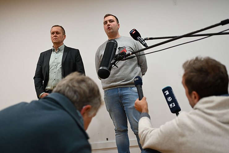 Das Schlagen von Frauen mit Kuhhörnern soll es beim diesjährigen Klaasohm-Fest auf Borkum nicht mehr geben, erklärten die Veranstalter. - © Lars Penning/dpa
