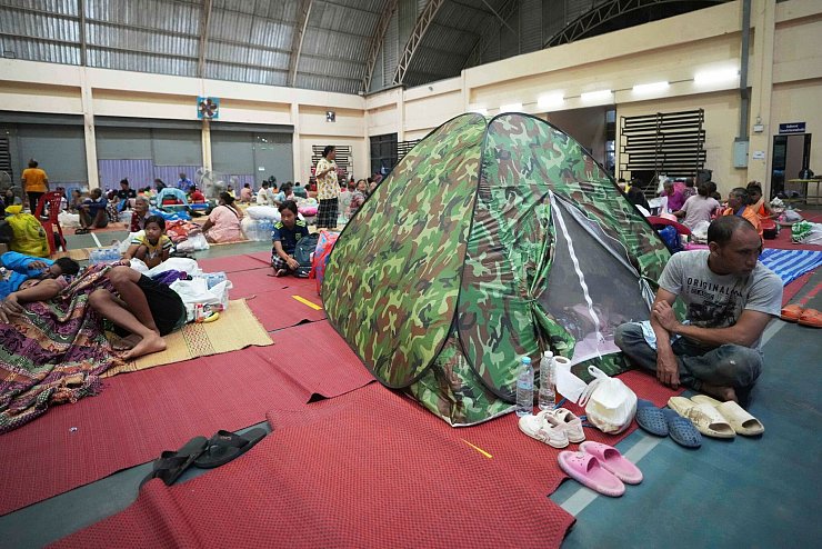Mehr als 100.000 Menschen wurden in Thailand in Sicherheit gebracht. - © Sakchai Lalit/AP/dpa