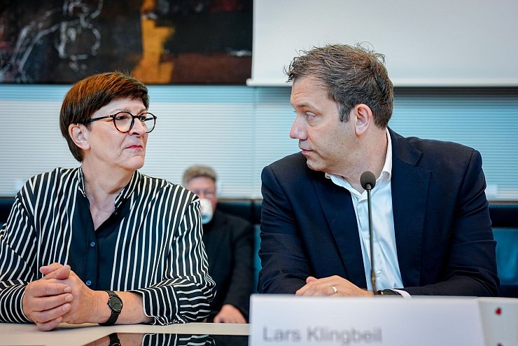 Während Lars Klingbeil neuer Vizekanzler ist, bleibt Saskia Esken ohne Rolle in der neuen Bundesregierung. (Archivbild) - © Kay Nietfeld/dpa