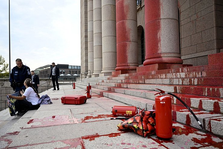 Mit Feuerlöschern hatten die Aktivisten die Farbe auf das Gebäude gesprüht. - © Emmi Korhonen/Lehtikuva/dpa