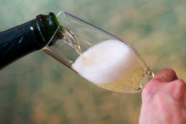 Ohne Sekt ins neue Jahr: Beim «Dry January» verzichten Menschen auf Alkohol in den ersten Wochen des neuen Jahres. - © Peter Endig/zb/dpa