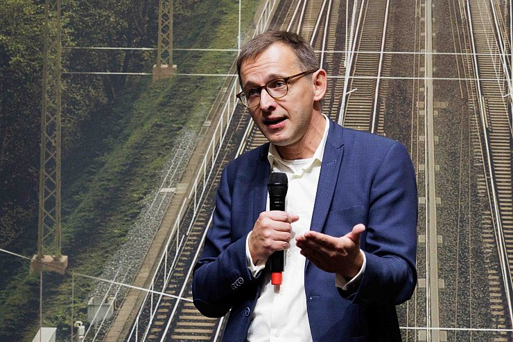 InfraGo-Vorstand Philipp Nagl erwartet, dass der Zugverkehr bei gleichbleibenden Investitionen in wenigen Jahren merklich besser wird. (Archivbild) - © Carsten Koall/dpa