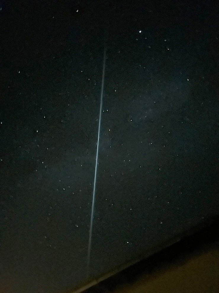 Lichtstreifen kam von Treibstofftropfen einer chinesischen Rakete (Foto-Handout) - © ---/CENAP /dpa
