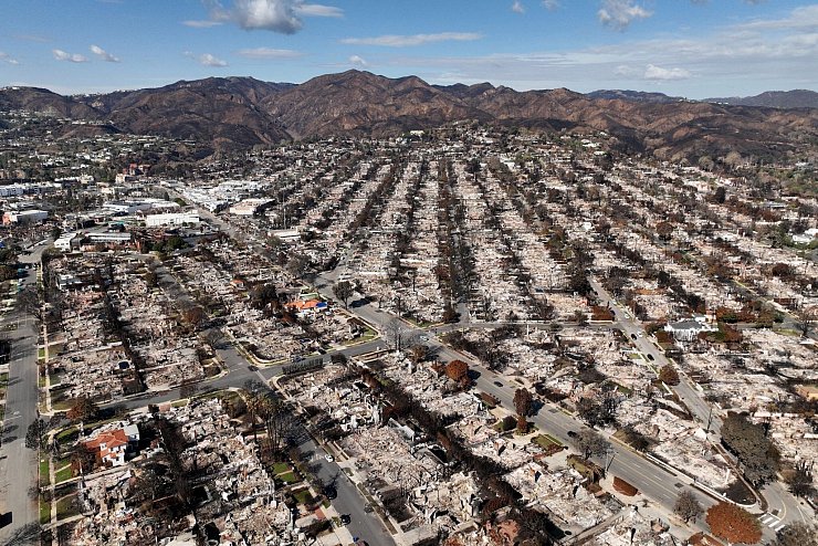 Erst vor wenigen Wochen hatten verheerende Brände ganze Viertel von Los Angeles verwüstet. - © Jae C. Hong/AP/dpa