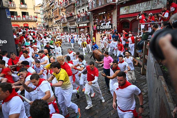 Trotz aller Kritik lockt das Fest immer mehr Touristen aus aller Welt an. - © Miguel Oses/AP/dpa