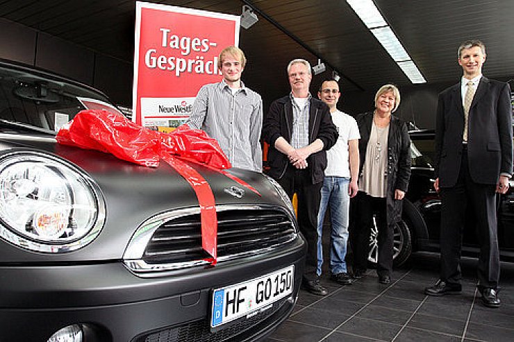 Meistertrainer Pascal Prange, Vize-Meister Andreas Hentschel und der Drittplatzierte Reza Sarvi nahmen die Glückwünsche von Birgit Teichert (Neue Westfälische) und Christian Tiemann (Autohaus Becker-Tiemann, v.li.) entgegen. - © FOTO: FELIX EISELE