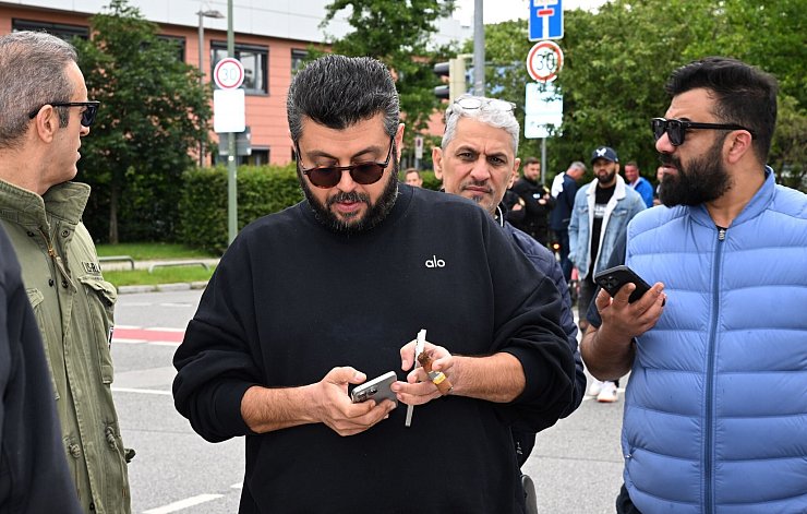 Hasan Ismaik (M) will nur noch Fan des TSV 1860 sein und seine Anteile am Club verkaufen. - © Felix Hörhager/dpa