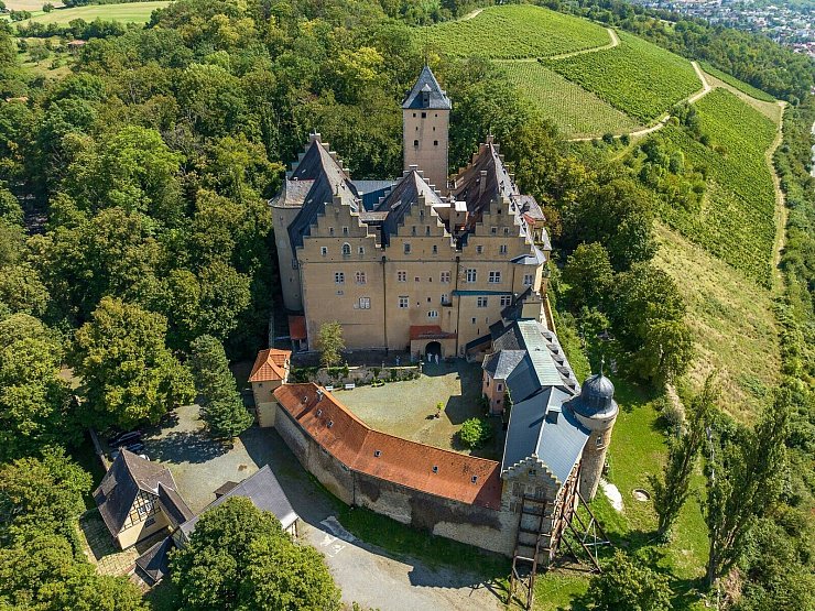 Sommerlicher Blick auf Schloss Mainberg bei Schweinfurt (Luftaufnahme mit einer Drohne). Die Gemeinde Schonungen in der Nähe von Schweinfurt sucht einen neuen Besitzer für das Schloss Mainberg, in dem Gunter Sachs geboren wurde. - © -/DSK Deutsche Stadt- und Grundstücksentwicklungsgesellschaft mbH/dpa