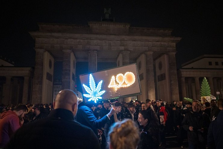 Das Rauchen von Marihuana oder Haschisch ist seit heute erlaubt. - © Sebastian Gollnow/dpa