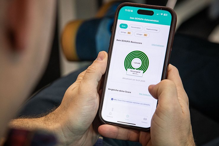 Über die App der Schufa-Tochter Bonify kann man nach Anmeldung jederzeit seinen Basis-Score überprüfen. - © Christin Klose/dpa-tmn