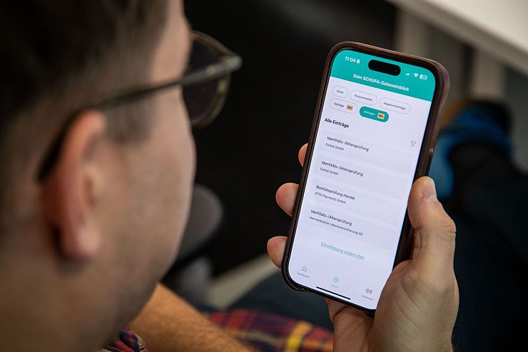 Wer wollte hier was wissen? Die Bonify-App zeigt auf Wunsch an, welche Unternehmen eine Bonitätsanfrage gestellt haben. - © Christin Klose/dpa-tmn