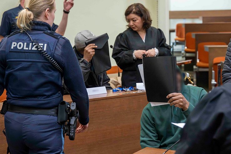 Die Staatsanwaltschaft wirft den Angeklagten die Bildung krimineller Vereinigungen vor. - © Peter Kneffel/dpa