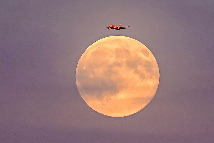 Der sogenannte Supermond ist der größte Vollmond des Jahres. - © Jennifer Brückner/dpa