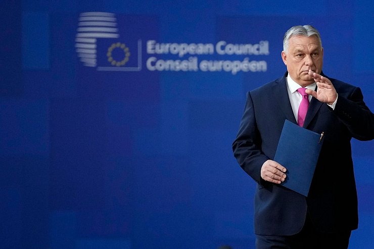 Ungarns Ministerpräsident Viktor Orban trifft zu einem EU-Gipfel im Gebäude des Europäischen Rates in Brüssel ein. - © Virginia Mayo/AP/dpa