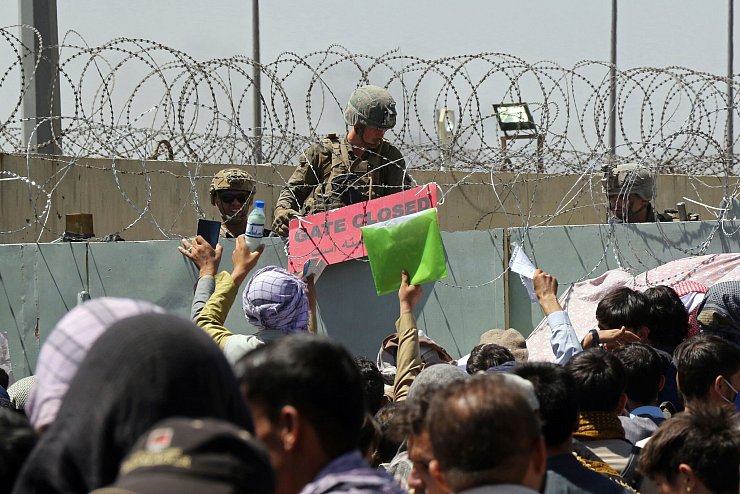 Tausende Afghanen versuchten im August 2021 nach der Machtübernahme durch die Taliban in Kabul auf den Flughafen zu gelangen, um das Land zu verlassen. - © Wali Sabawoon/AP/dpa