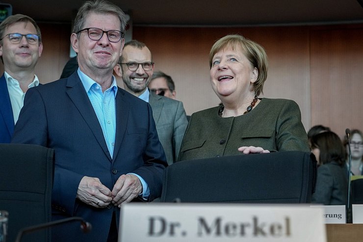Als letzte Zeugin stand die frühere Bundeskanzlerin, Angela Merkel (CDU), hier mit dem Ausschussvorsitzenden, Ralf Stegner (SPD) den Abgeordneten Rede und Antwort. - © Kay Nietfeld/dpa