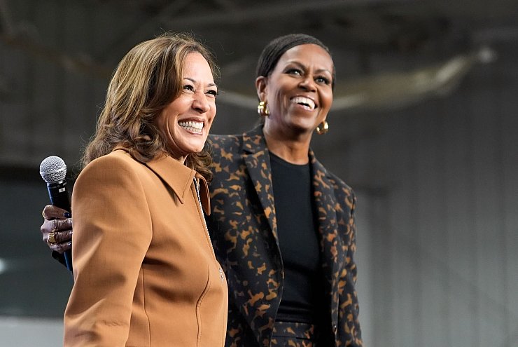 In Michigan hat sich Harris hochkarätige Wahlkampf-Unterstützung an die Seite geholt: die ehemalige First Lady, Michelle Obama. - © Jacquelyn Martin/AP/dpa