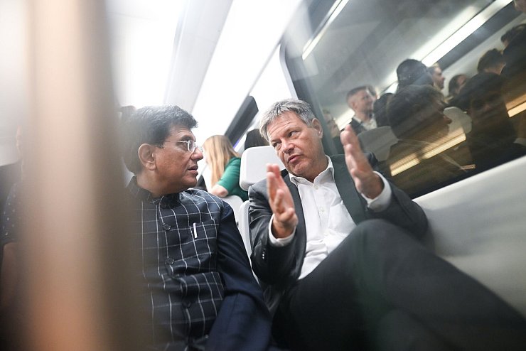 Piyush Goyal, Indiens Minister für Handel und Industrie, und Wirtschaftsminister Robert Habeck nehmen die U-Bahn. - © Sebastian Christoph Gollnow/dpa