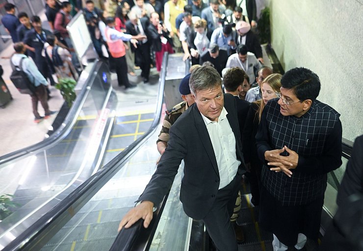 Piyush Goyal, Indiens Minister für Handel und Industrie, und Wirtschaftsminister Robert Habeck nehmen die U-Bahn. - © Sebastian Christoph Gollnow/dpa