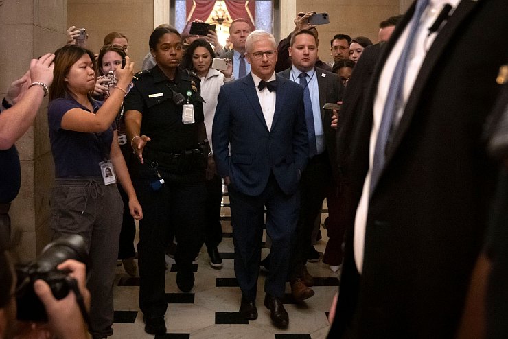 Patrick McHenry (M) übernimmt als Interims-Vorsitzender formale Aufgaben. - © Mark Schiefelbein/AP