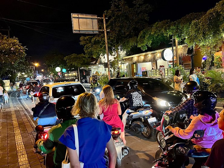 Wegen des Massentourismus sind auf Bali häufig die Straßen völlig verstopft. - © Carola Frentzen/dpa