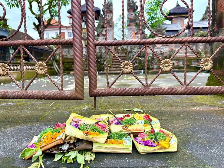 Tägliche Opfergaben gehören zum Alltagsleben in Bali dazu. - © Carola Frentzen/dpa