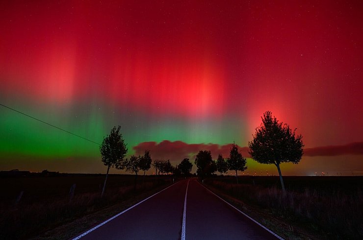 Polarlichter haben in Teilen Brandenburgs den Nachthimmel erhellt. Bei wolkenfreiem Himmel sei das Naturschauspiel in der ersten Nachthälfte gut zu sehen gewesen, hieß es beim Deutschen Wetterdienst. - © Patrick Pleul/dpa