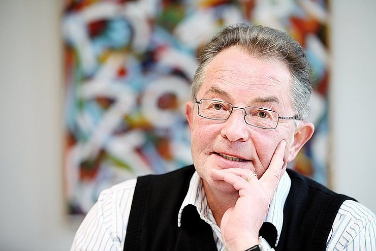 Freut sich auf viel Zeit für Hobbys und Familie: Oberstaatsanwalt Diethard Höbrink (63) hat in seinen 34 Dienstjahren rund 22.000 Fälle bearbeitet. Am Dienstag erhält er seine Entlassungsurkunde, er geht in den vorzeitigen Ruhestand. - © Foto: Gerstendorf-Welle