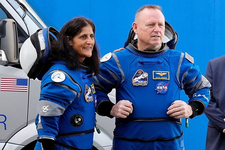 Die Nasa-Astronauten Suni Williams (l) und Barry \'Butch\' Wilmore - © John Raoux/AP/dpa