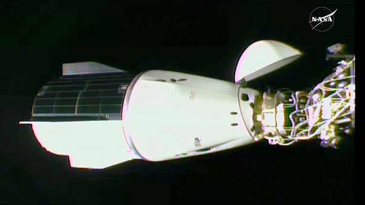 Das Andocken der SpaceX-Kapsel an die Internationale Raumstation - © -/NASA via AP/dpa