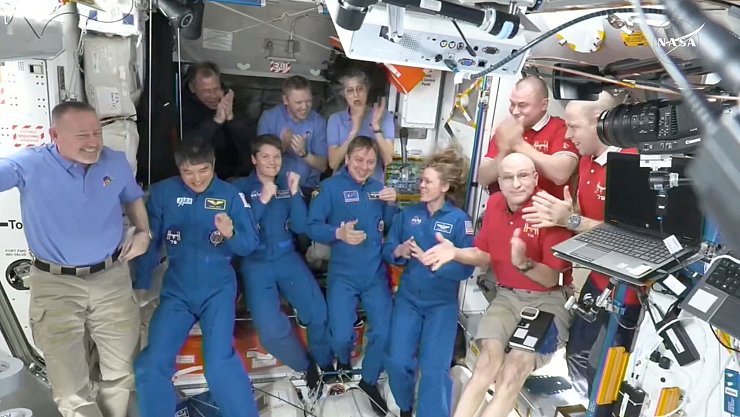 Begrüßung der Raumfahrer nach dem Andocken der SpaceX-Kapsel an die Internationale Raumstation. - © Uncredited/NASA/dpa