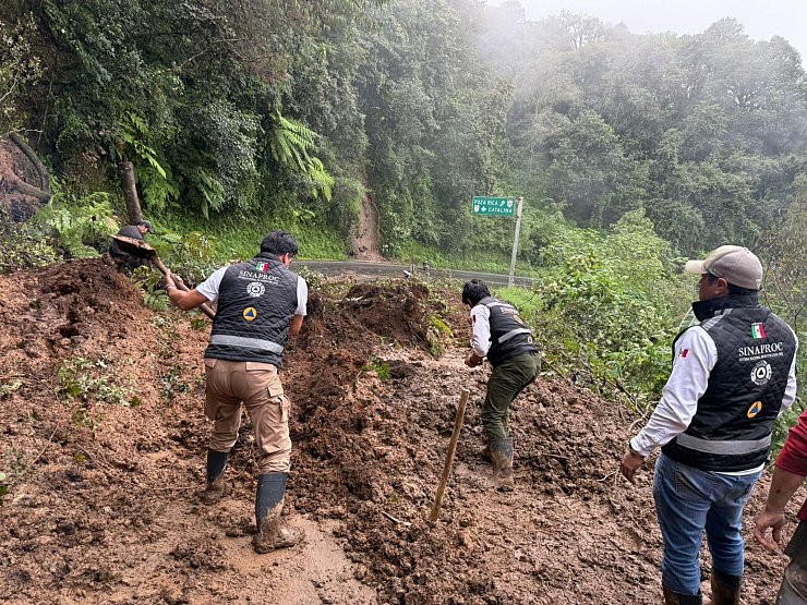 Bei Überschwemmungen und Erdrutschen in Mexiko sind offiziellen Angaben zufolge mehrere Menschen ums Leben gekommen. (Handout) - © ---/Secretaría de la Defensa Nacional/dpa