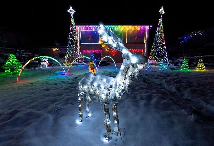Auch das Weihnachtshaus von Familie Voß in Hohenlinden in Bayern leuchtet ein paar Tage vor dem ersten Advent. - © Sven Hoppe/dpa