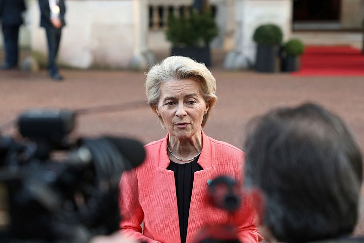 Die EU-Kommissionspräsidentin will einen umfassenden Plan für die Wiederaufrüstung Europas vorlegen. - © Toby Melville/Reuters Pool/AP/dpa