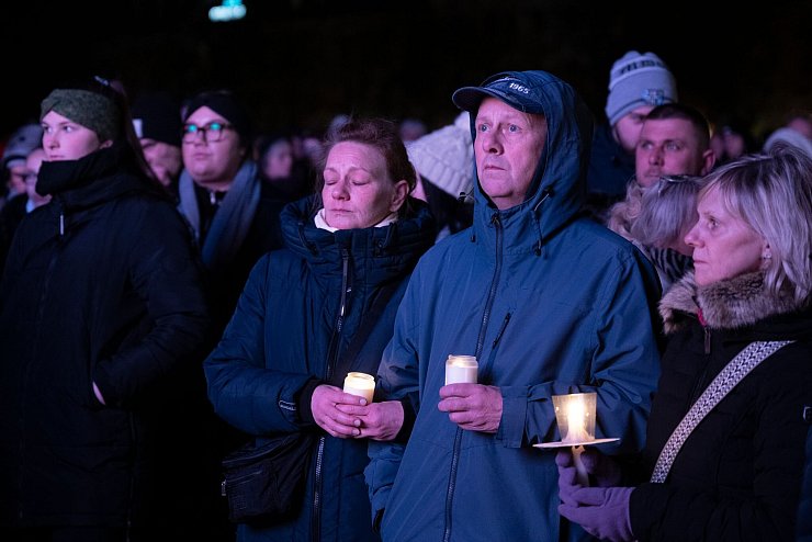 Stille Andacht auf dem Magdeburger Domplatz - © Sebastian Kahnert/dpa