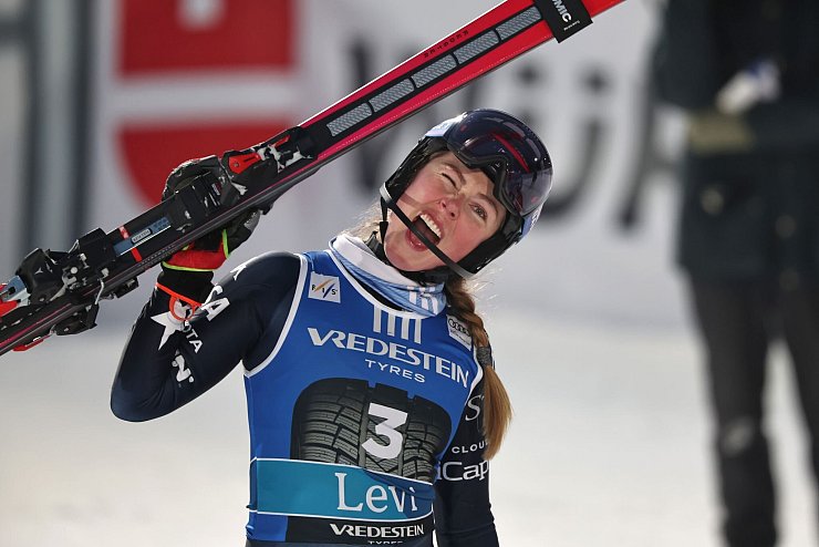 Seriensiegerin Mikaela Shiffrin fuhr in einer eigenen Liga. - © Marco Trovati/AP/dpa