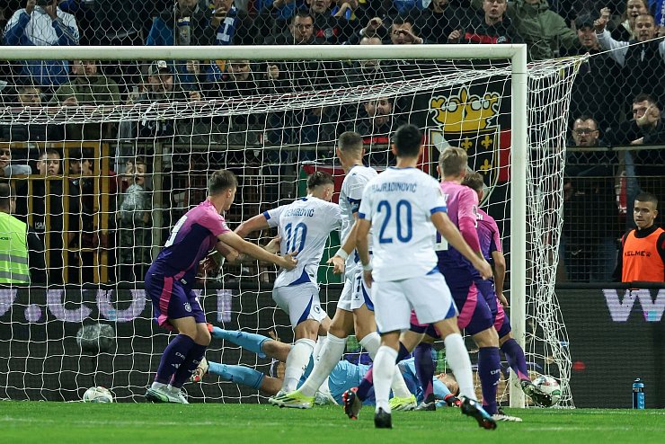Alexander Nübel hechtet beim Kopfballtor von Edin Dzeko vergeblich in die äußerste Ecke seines Tores. - © Christian Charisius/dpa