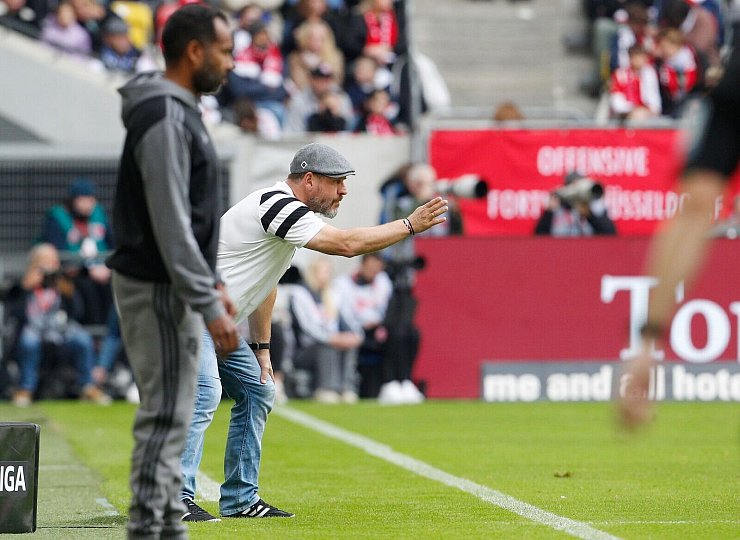 Daniel Thioune betreute die Fortuna als Trainer zum 100. Mal. - © Roland Weihrauch/dpa