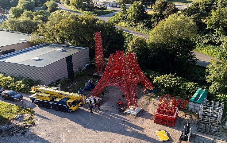 Das Oberteil und das untere Element des Eiffelturm-Nachbaus wurden mit einem Kran aufeinandergesetzt. - © Hannes P. Albert/dpa