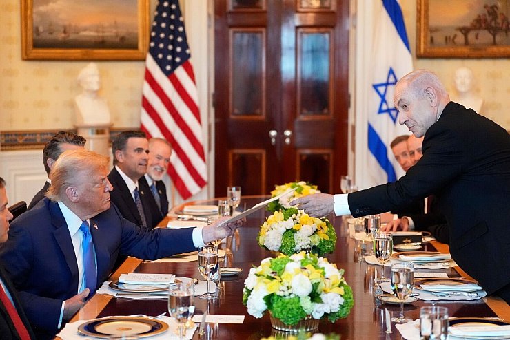 Israels Regierungschef Netanjahu hat US-Präsident Trump für den Friedensnobelpreis nominiert. - © Alex Brandon/AP/dpa