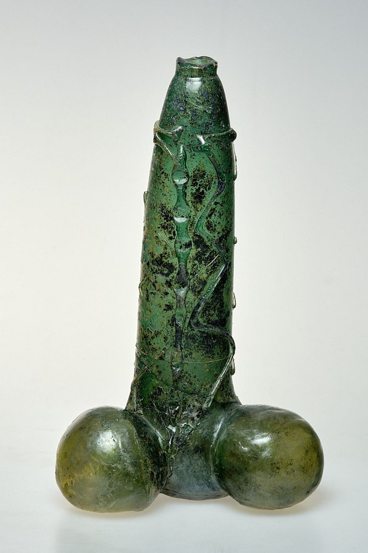 Auf dem vom Düsseldorfer Kunstpalast zur Verfügung gestellten undatierten Bild ist ein grüner Glas-Phallus aus dem 16. Jahrhundert zu sehen. Das Objekt ist Teil der Ausstellung «Sex Now» im NRW-Forum. - © Kunstpalast Düsseldorf/dpa