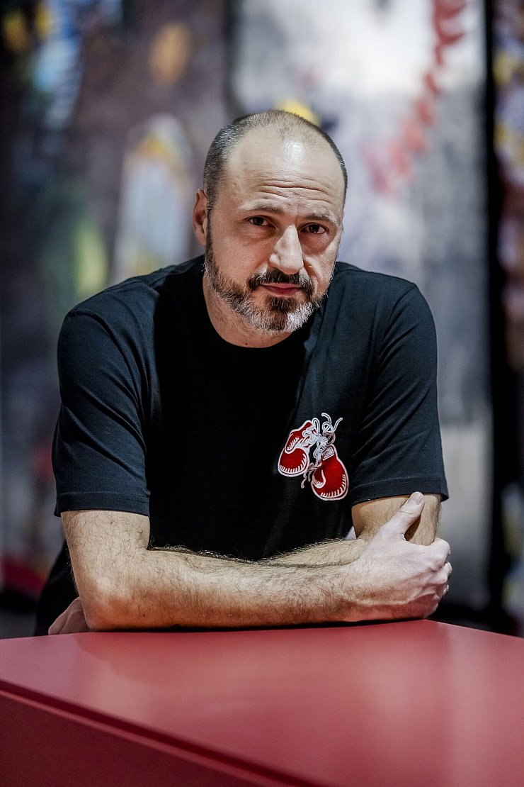 Alain Bieber, der künstlerische Leiter des Düsseldorfer NRW-Forums, hat eine Ausstellung mit dem Titel «Sex Now» kuratiert. Die Ausstellung beginnt am 5. September. - © Anne Orthen/Düsseldorfer Kunstpalast/dpa