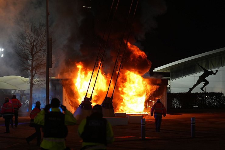 Vor dem Champions-League-Spiel von Manchester City gegen den FC Br&uuml;gge ging am Stadion ein Fanartikel-Kiosk in Flammen auf. - &copy; Martin Rickett/PA Wire/dpa