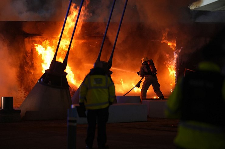 Vor dem Champions-League-Spiel von Manchester City gegen den FC Br&uuml;gge ging am Stadion ein Fanartikel-Kiosk in Flammen auf. - &copy; Martin Rickett/PA Wire/dpa