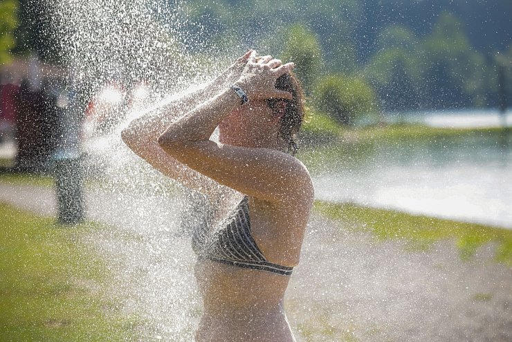 Am Sonntag wird der Höhepunkt einer kurzen Hitzewelle erreicht. (Symbolbild) - © Thomas Warnack/dpa