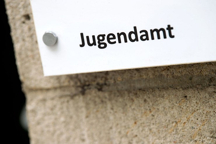 Personalmangel und Überlastung gibt es in vielen Jugendämtern. (Archivbild) - © Arno Burgi/dpa-Zentralbild/dpa